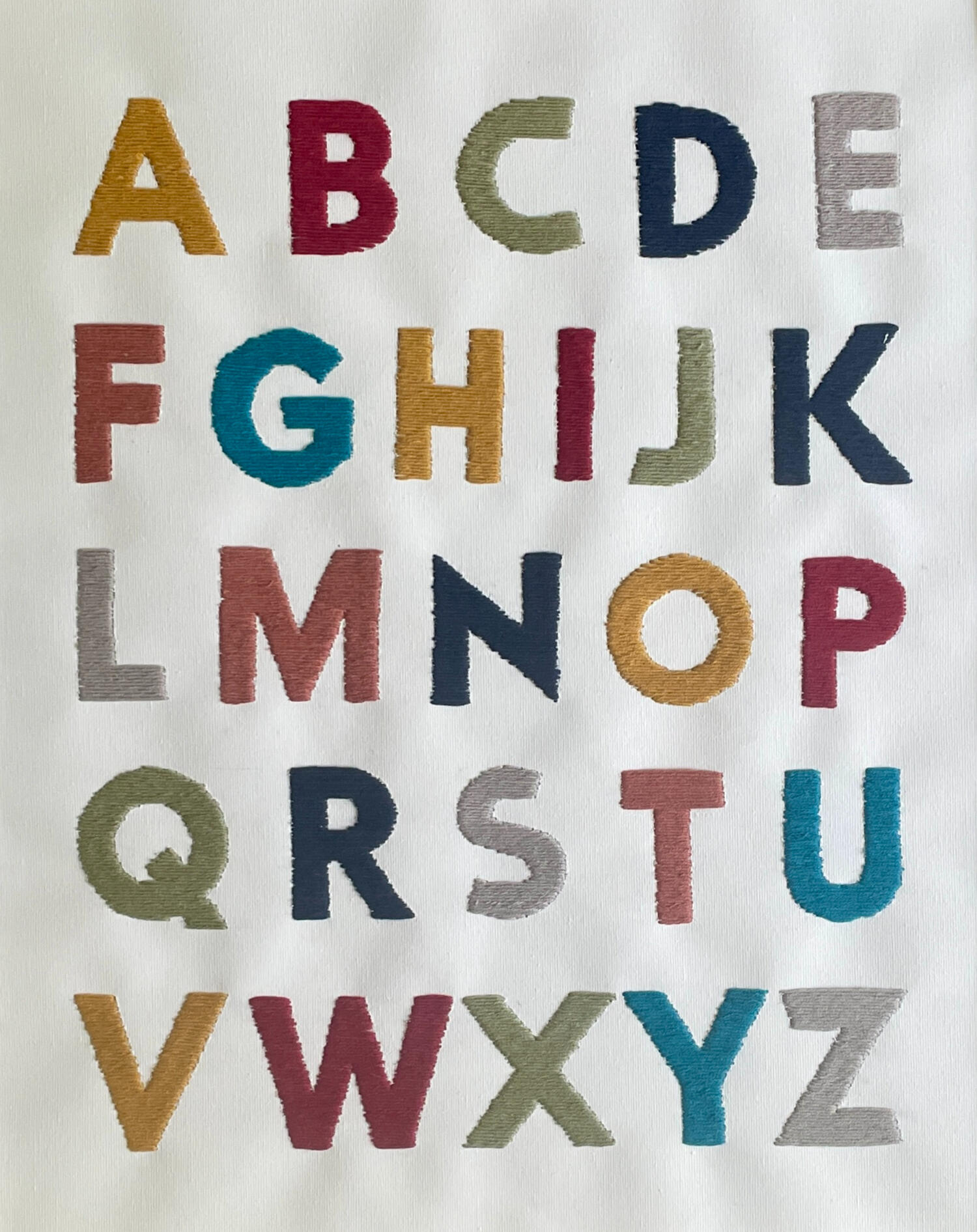Kleurrijke letter decoratie kinderkamer Uniek met de hand geborduurd alfabet voor kinderkamer. Al spelend de cijfers ontdekken. Ideaal als cadeau.