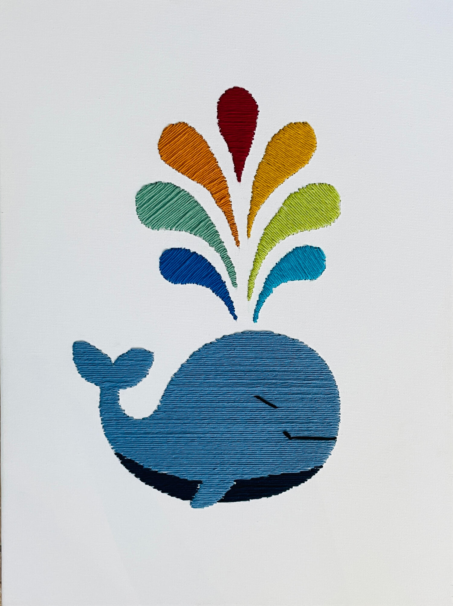 Kleurrijke walvis Rustige walvis met regenboog fontein